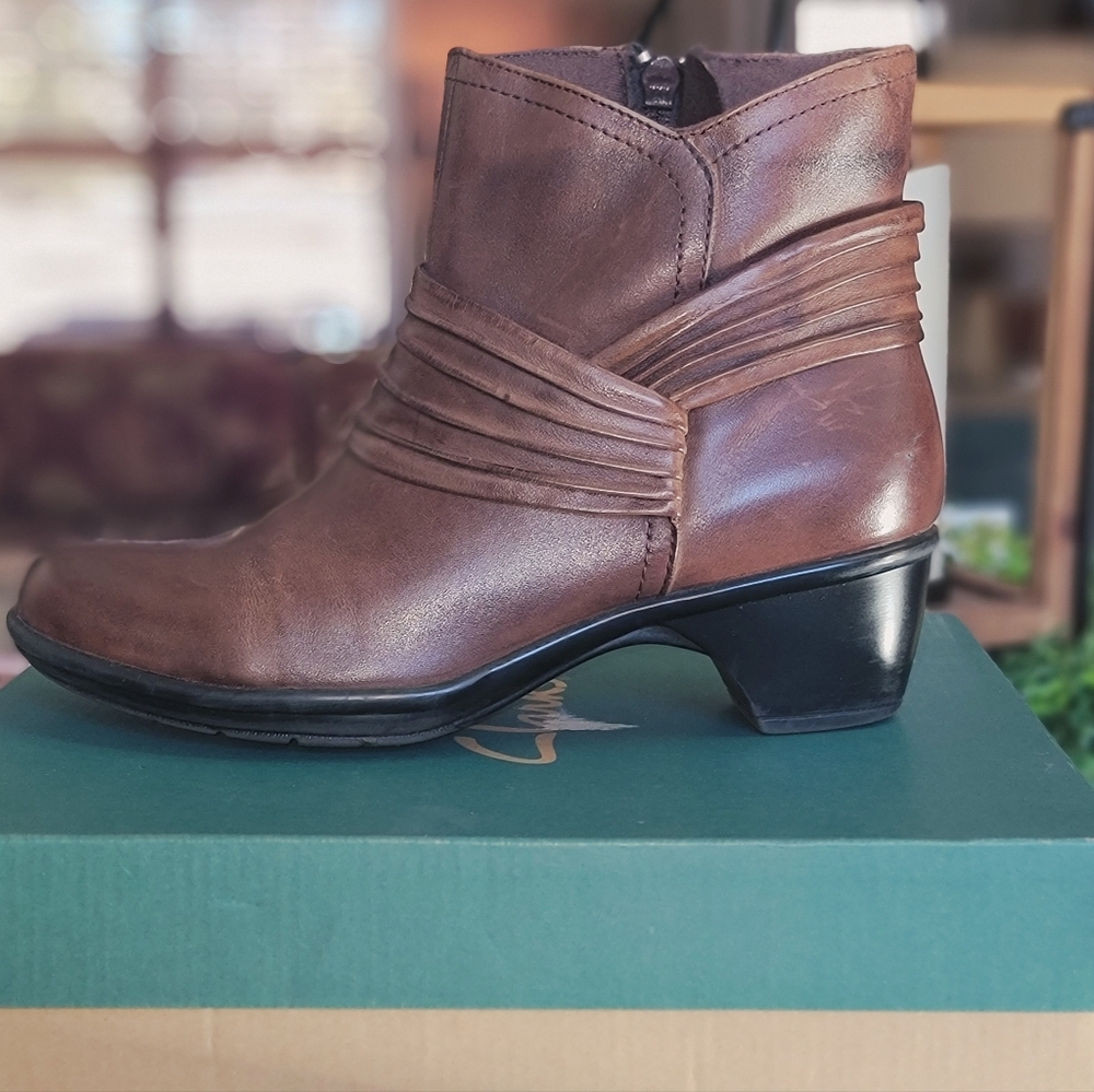 Clarks Bendables Brown Leather Ankle Booties Sz 7 Comfort Shoes - Picture 15 of 16